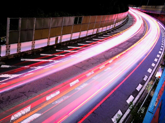 Foto vista de ángulo alto de los rastros de luz en la carretera