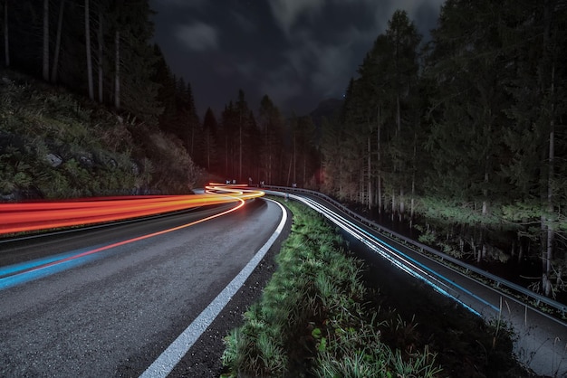 Vista de ángulo alto de los rastros de luz en la carretera