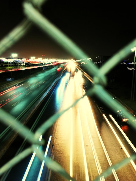 Foto vista de ángulo alto de los rastros de luz en las vías del ferrocarril por la noche