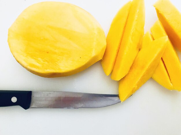 Foto vista de ángulo alto de una rebanada de limón en el plato