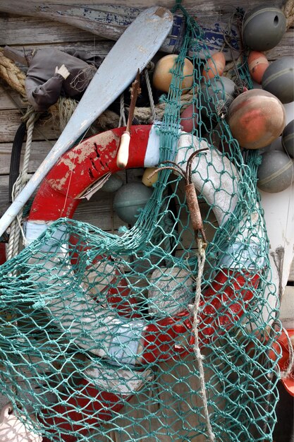 Foto vista de ángulo alto de la red de pesca y el cinturón salvavidas en el puerto