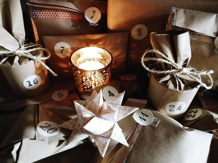 Foto vista de ángulo alto de regalos envueltos numerados en la mesa