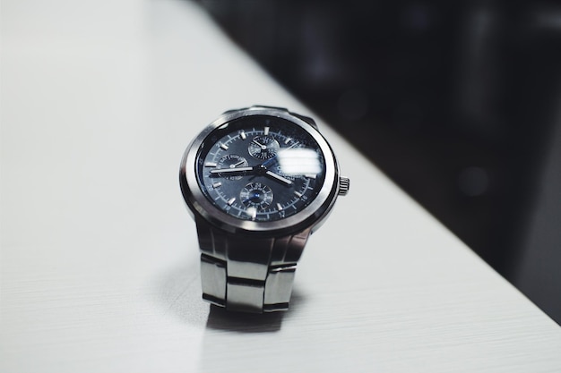 Vista de ángulo alto del reloj de pulsera en la mesa