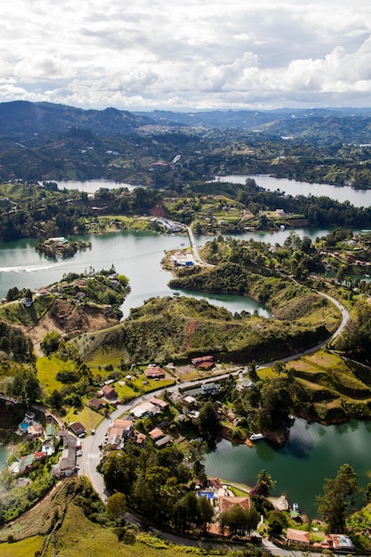 Foto vista de ángulo alto del río y la ciudad contra el cielo