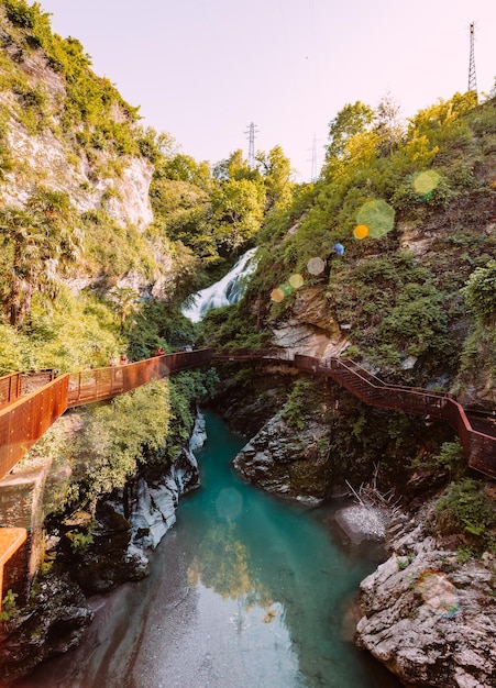 Vista de ángulo alto del río en medio de los árboles contra el cielo