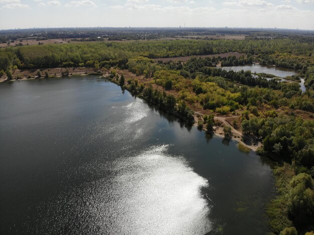 Foto vista de ángulo alto del río en medio de los árboles contra el cielo