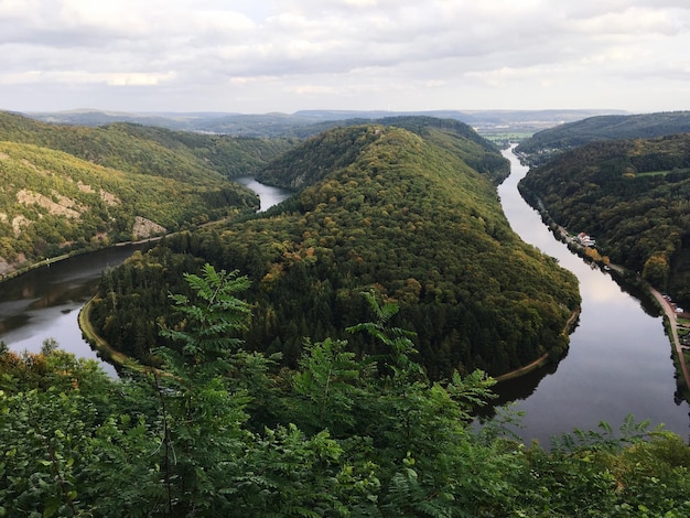 Vista de ángulo alto del río en medio de los árboles contra el cielo