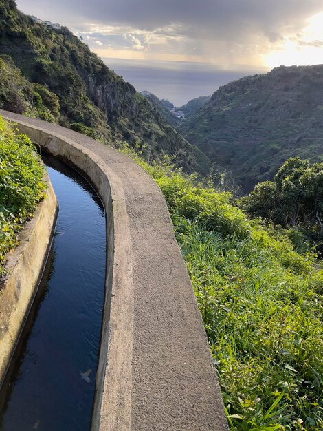 Foto vista de ángulo alto del río en medio de las montañas contra el cielo