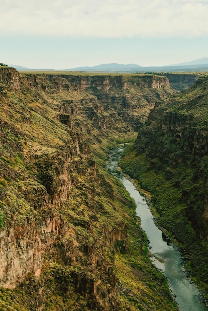 Vista de ángulo alto del río en medio del paisaje contra el cielo