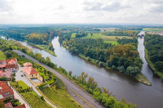 Foto vista de ángulo alto del río en medio del paisaje contra el cielo