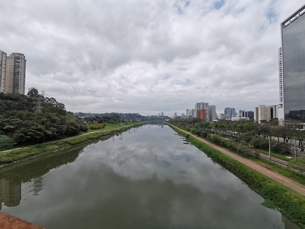 Vista de ángulo alto del río Pinheiros.