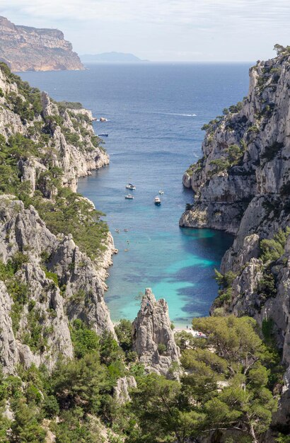 Vista de ángulo alto de las rocas por el mar contra el cielo