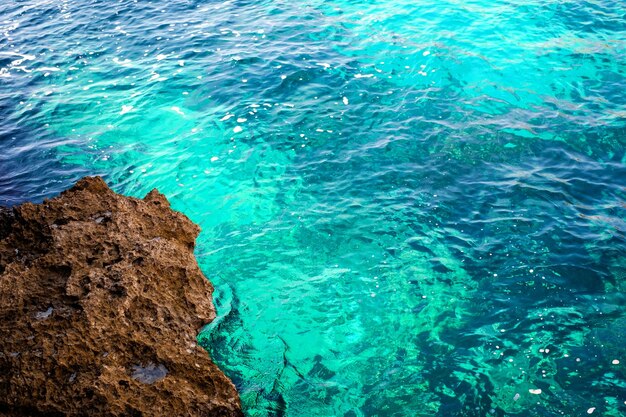 Foto vista en ángulo alto de las rocas en el mar