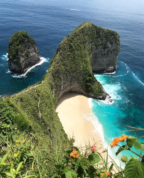 Foto vista en ángulo alto de las rocas en el mar