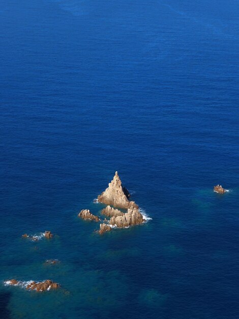Foto vista en ángulo alto de las rocas en el mar