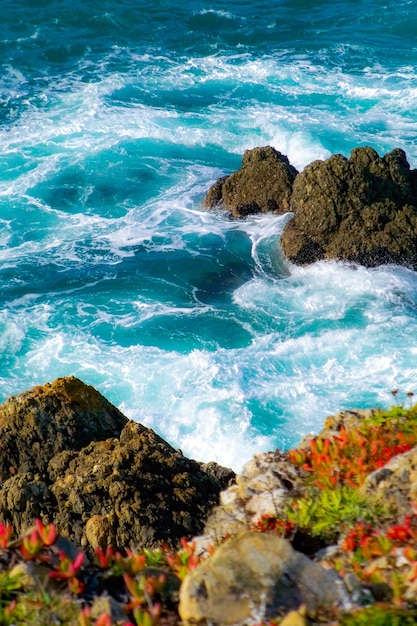 Foto vista de ángulo alto de las rocas en la orilla del mar