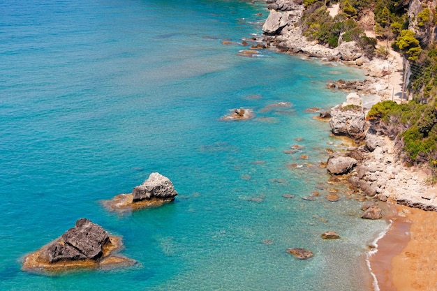 Foto vista de ángulo alto de las rocas en la orilla del mar