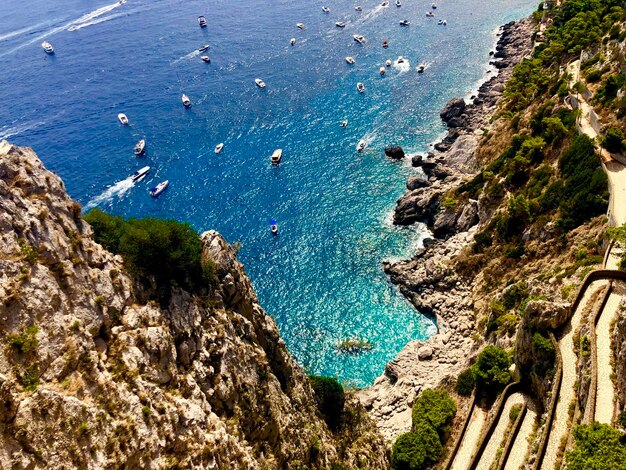 Foto vista en ángulo alto de las rocas en la orilla del mar