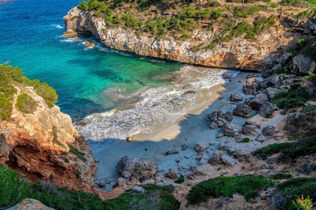 Vista de ángulo alto de las rocas en la orilla del mar