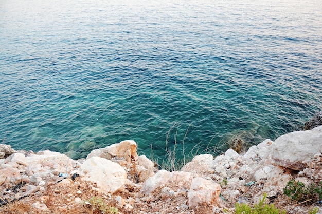 Vista de ángulo alto de las rocas en la playa