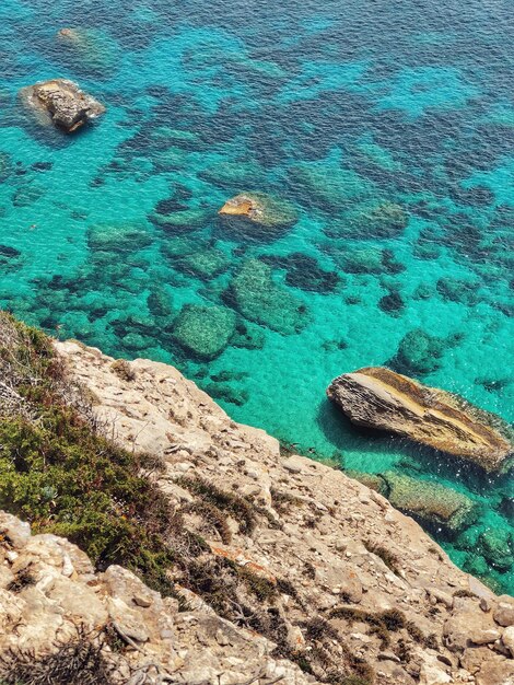 Foto vista en ángulo alto de las rocas en la playa