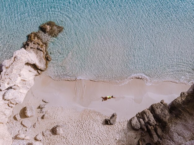 Vista en ángulo alto de las rocas en la playa