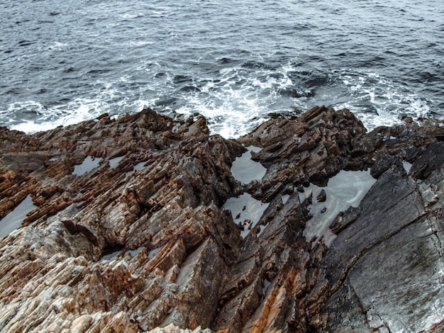 Vista en ángulo alto de las rocas en la playa