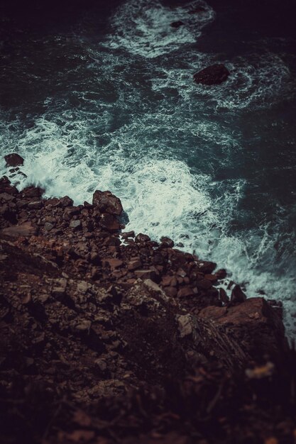 Foto vista en ángulo alto de las rocas en la playa