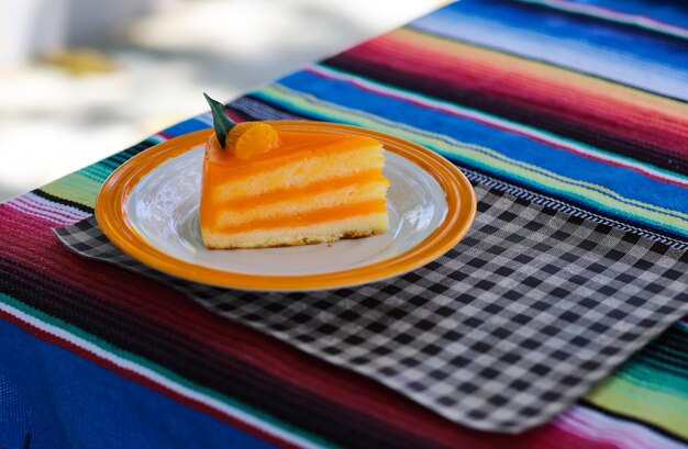 Foto vista de ángulo alto de una rodaja de limón en un plato sobre la mesa