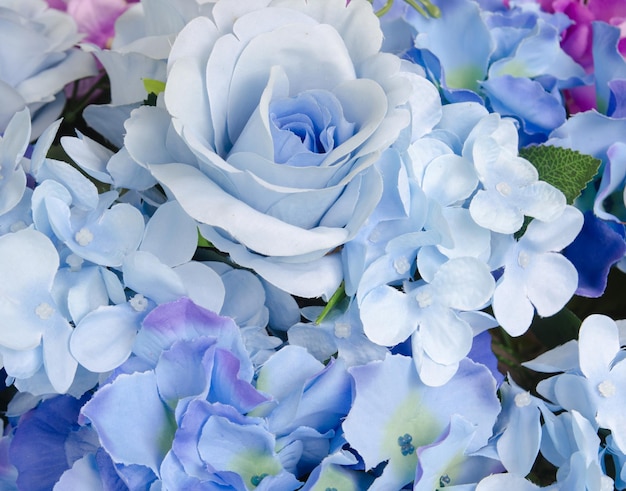 Vista de ángulo alto de rosas artificiales y hortensias