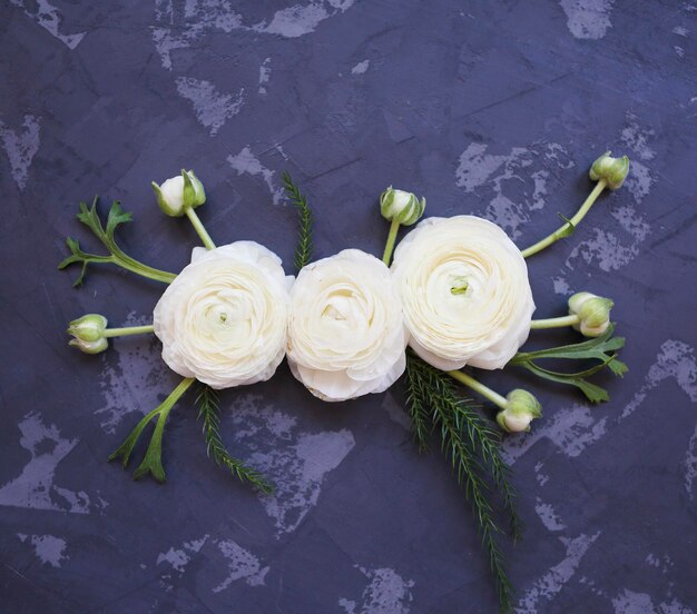 Foto vista de ángulo alto de rosas blancas en la mesa