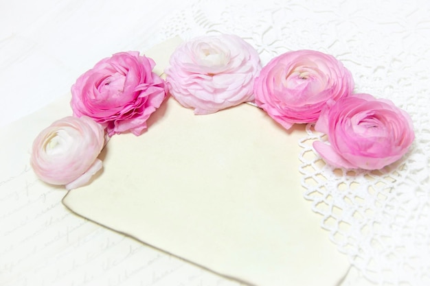 Foto vista de ángulo alto de rosas rosas en la mesa