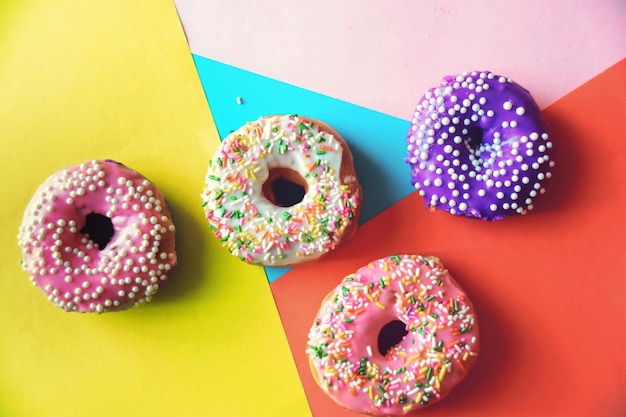 Vista de ángulo alto de rosquillas de varios colores en la mesa