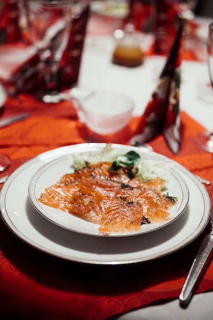 Foto vista en ángulo alto del salmón gravado en el plato