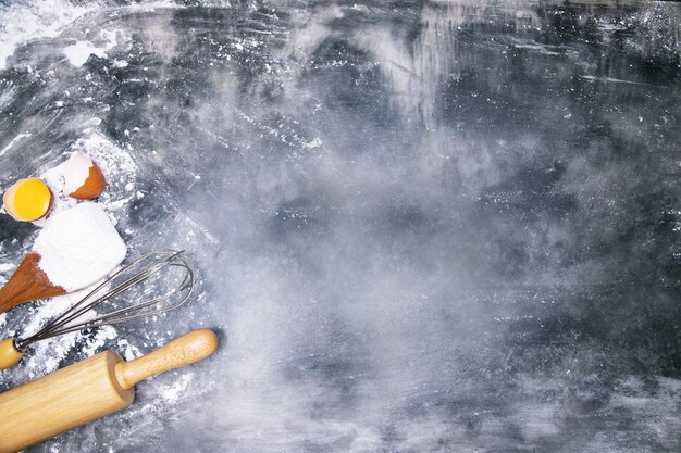 Foto vista de ángulo alto de salpicaduras de hielo en agua congelada