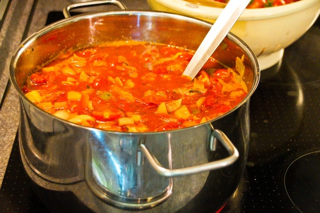 Vista de ángulo alto de la salsa de tomate en el recipiente