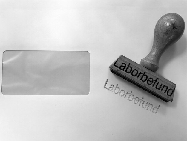 Foto vista en ángulo alto del sello del resultado de laboratorio en papel contra un fondo blanco