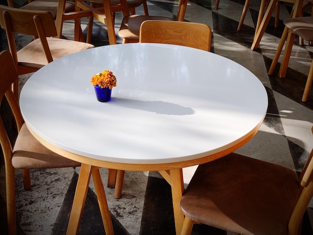 Vista de ángulo alto de sillas y mesas vacías en un restaurante