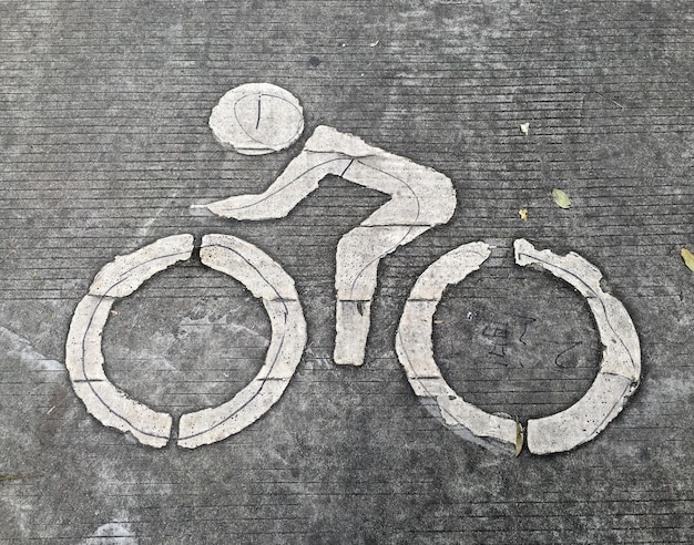Foto vista de ángulo alto del símbolo de la bicicleta en la calle