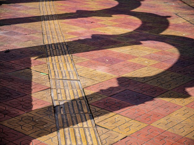 Foto vista de ángulo alto de la sombra en el piso de baldosas