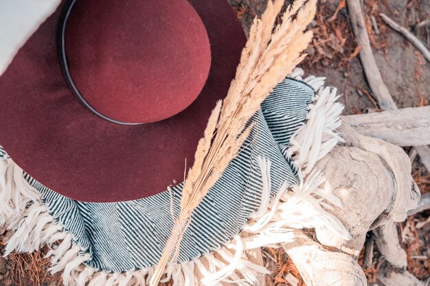 Foto vista de ángulo alto del sombrero en madera