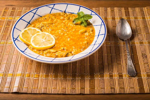 Vista de ángulo alto de la sopa en el cuenco en la mesa