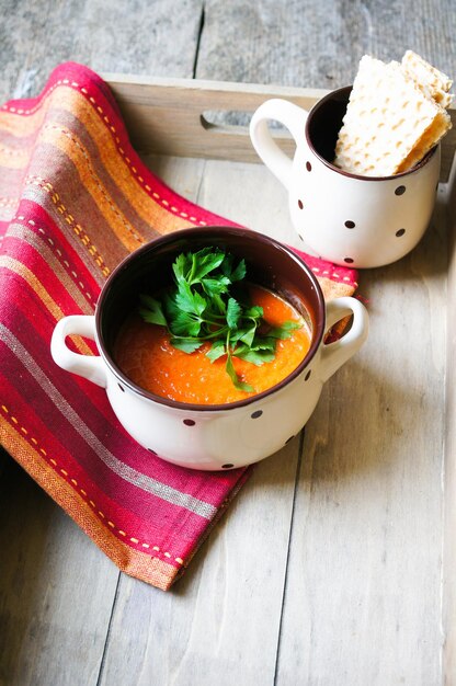 Foto vista de ángulo alto de la sopa en el cuenco en la mesa