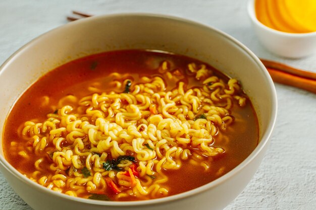 Foto vista de ángulo alto de la sopa en el cuenco