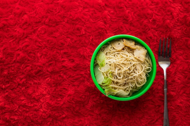 Foto vista de ángulo alto de la sopa en el cuenco