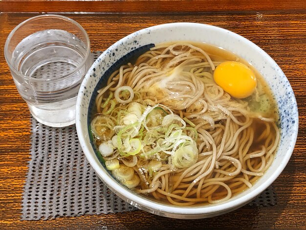 Foto vista de ángulo alto de la sopa en el cuenco