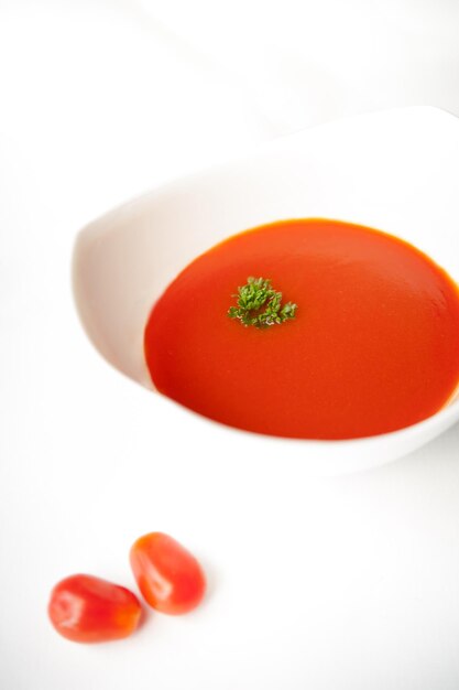 Foto vista de ángulo alto de la sopa de tomate en un cuenco en la mesa