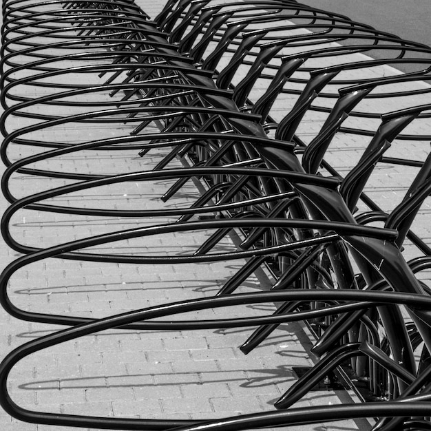 Foto vista de ángulo alto de un soporte de bicicletas vacío en un sendero