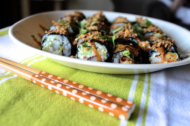 Vista de ángulo alto del sushi en el plato sobre la mesa
