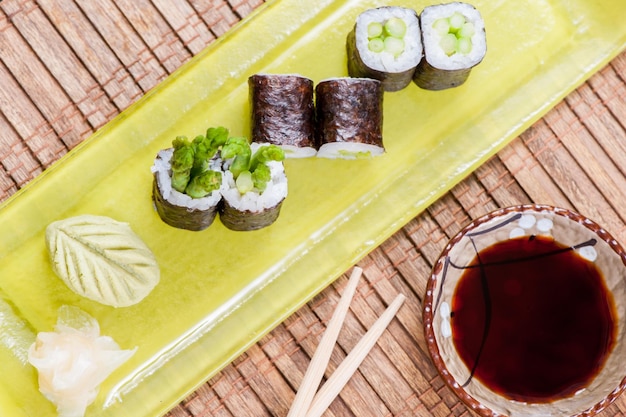 Vista de ángulo alto de sushi en plato